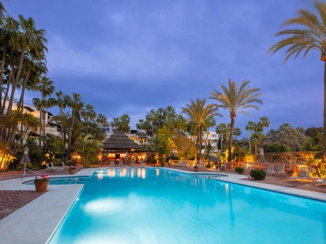 Este excepcional ático está situado en los hermosos jardines. 199m² Marbella