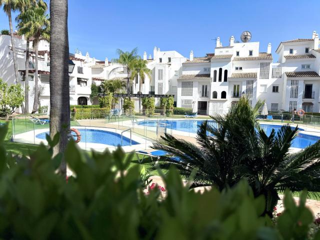 Este exquisito apartamento de tres dormitorios le invita a d. 142m² San pedro de alcántara
