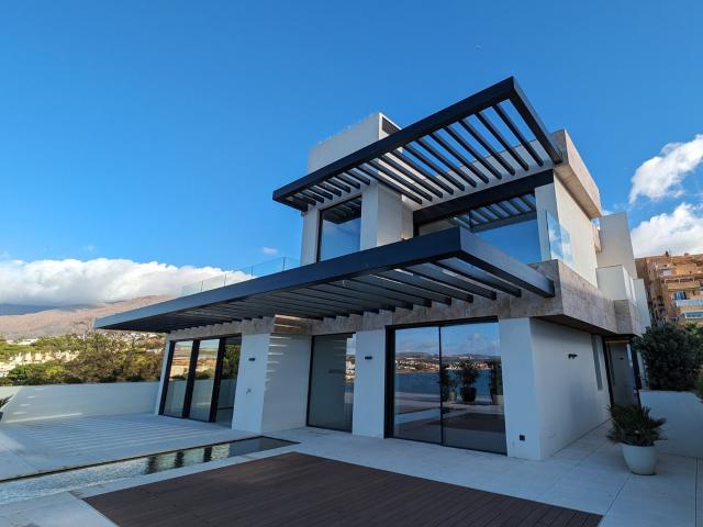 Este exquisito ático dúplex, situado en la vibrante ciudad d. 203m² Estepona