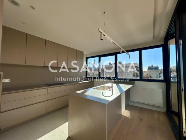 Este elegante ático dúplex de 3 dormitorios, recientemente r. m² Barcelona