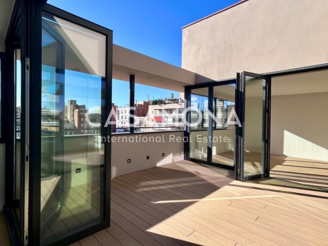 Este elegante ático dúplex de 3 dormitorios, recientemente r. m² Barcelona