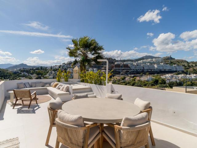 Este elegante ático dúplex está situado en la muy codiciada. 200m² Benahavís