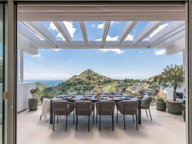 Este elegante ático en Palo Alto ofrece un refugio de lujo a. 140m² Puerto de Ojen