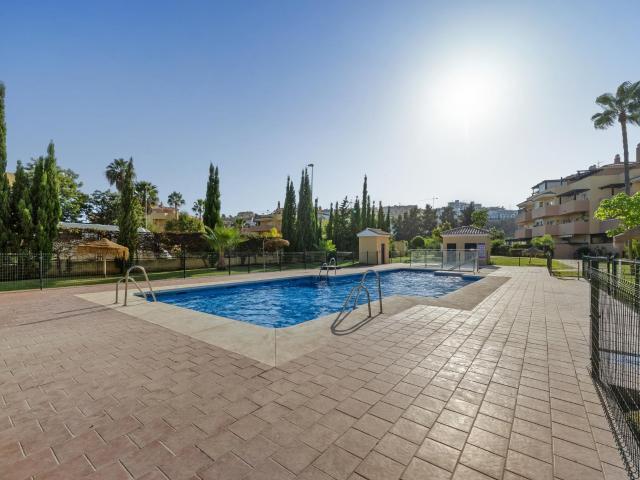 Este elegante apartamento de dos dormitorios y dos baños se. 100m² Mijas Costa