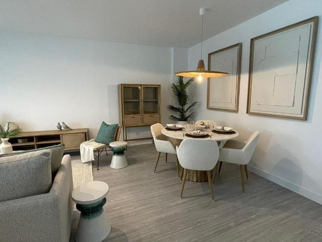 Este elegante apartamento de 3 dormitorios y 2 baños forma p. 106m² Estepona