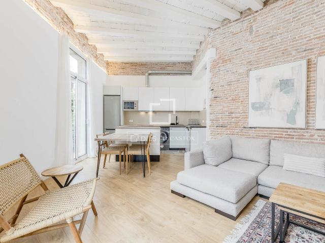 Este elegante piso de tres habitaciones en esquina se encuen. 95m² Barcelona