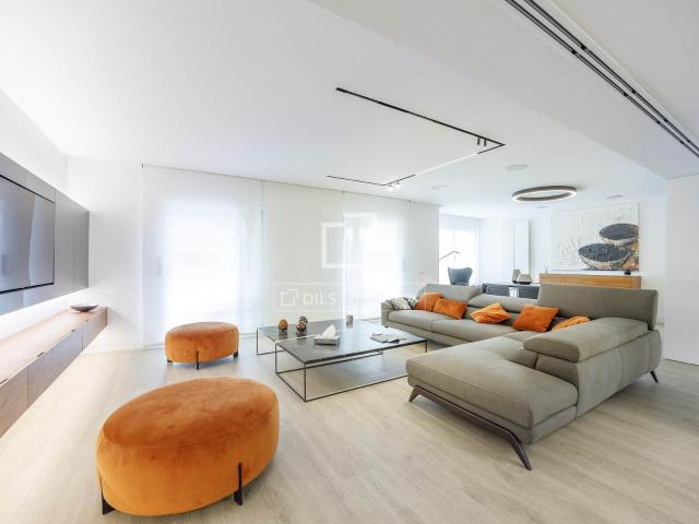 Este elegante piso se sitúa en una planta alta de un edifico. 208m² Valencia