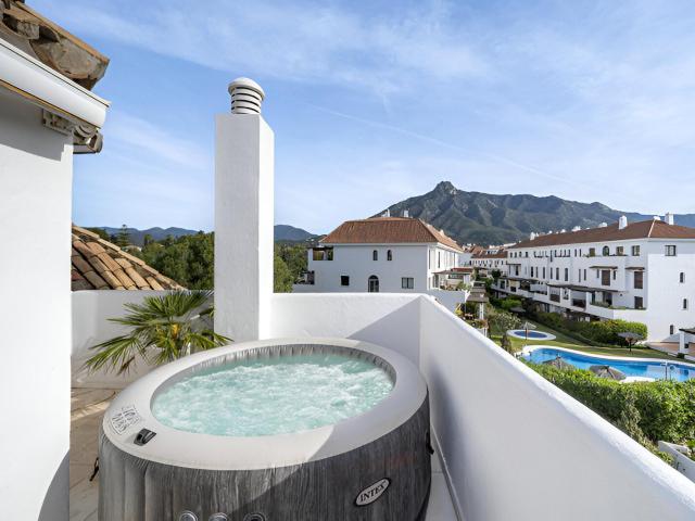 Este encantador ático se encuentra en Las Lomas del Marbella. 89m² Marbella