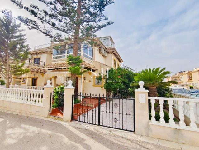 Este encantador townhouse de esquina en La Regia ofrece una. 74m² Orihuela Costa
