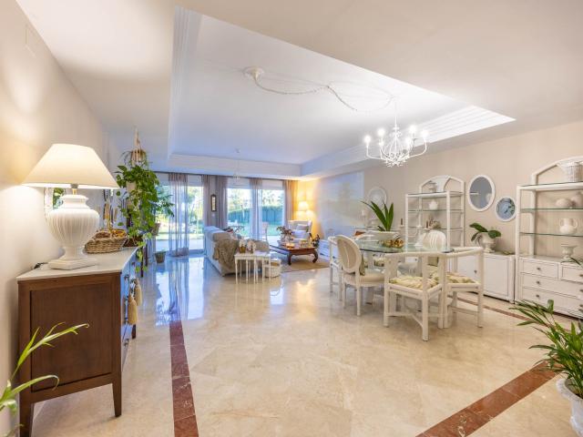 Este espacioso y luminoso apartamento en planta baja se ubic. 175m² San Roque