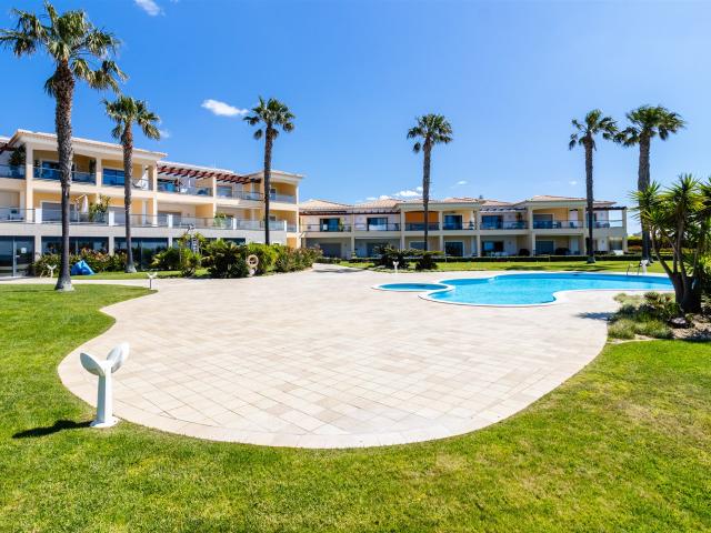 Este fabuloso apartamento T2 está situado num exclusivo e pr. 109m² Lagos