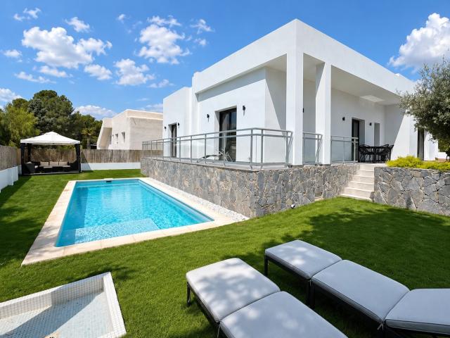 Este hermoso chalet de una sola planta combina comodidad, lu. 226m² Altea