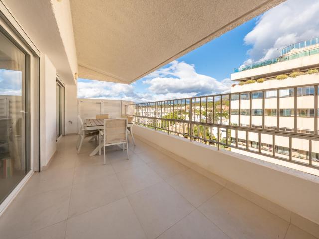 Este hermoso apartamento reformado junto a la playa ofrece u. 139m² Marbella