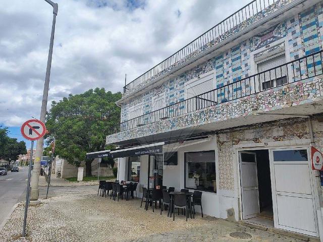 Este imóvel é uma fração autónoma Fração D destinada a habitação, integrada num prédio em regime de propriedade horizontal com 3 pisos, localizado no centro histórico de Alcácer do Sal