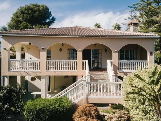 Este impresionante chalet, ubicado en una de las zonas más e. 350m² Marbella