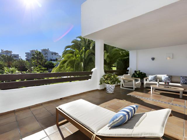 Este impresionante apartamento de planta baja elevado, recié. 97m² Estepona