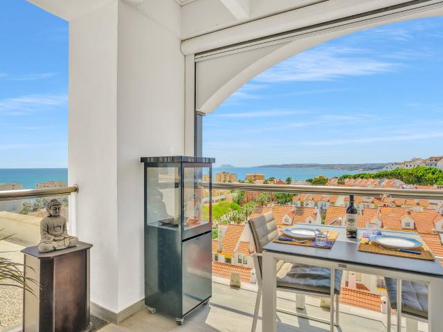 Este impresionante ático de lujo se encuentra en una de las. 97m² Estepona