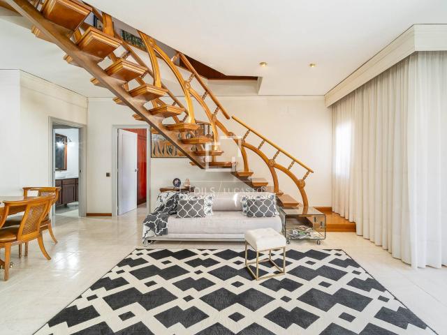 Este luminoso y espacioso ático dúplex ofrece una distribuci. 167m² Barcelona