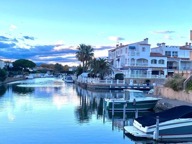 Este luminoso y moderno apartamento ofrece un ambiente acoge. 41m² Empuriabrava