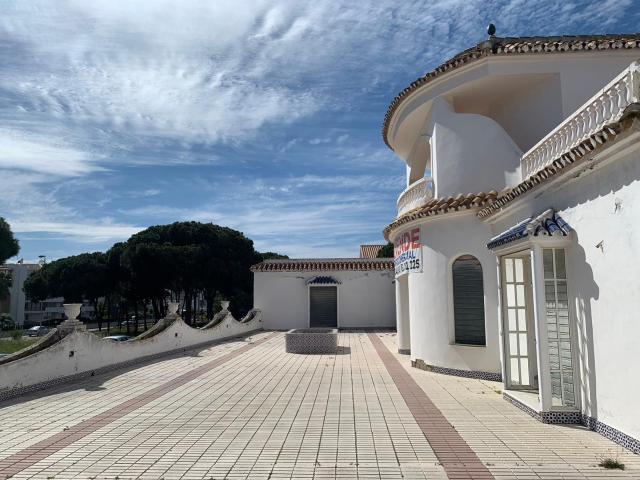 Este local comercial, ubicado en la vibrante zona de Calahon. 277m² Mijas Costa