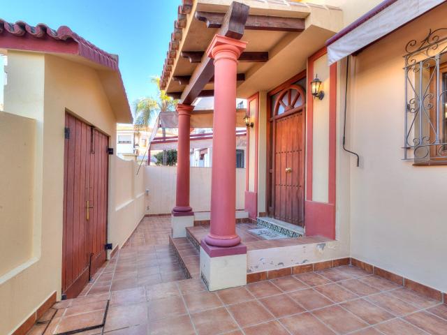 Este pareado no puede tener mejor ubicación si quiere vivir en el centro de Fuengirola