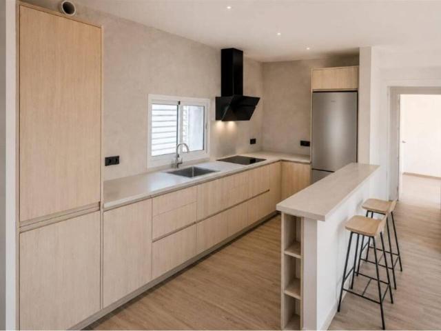 Este piso completamente reformado a estrenar de 3 habitaciones