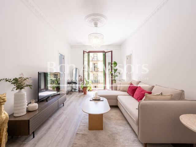 Este piso recientemente renovado es muy luminoso y agradable. 180m² Barcelona