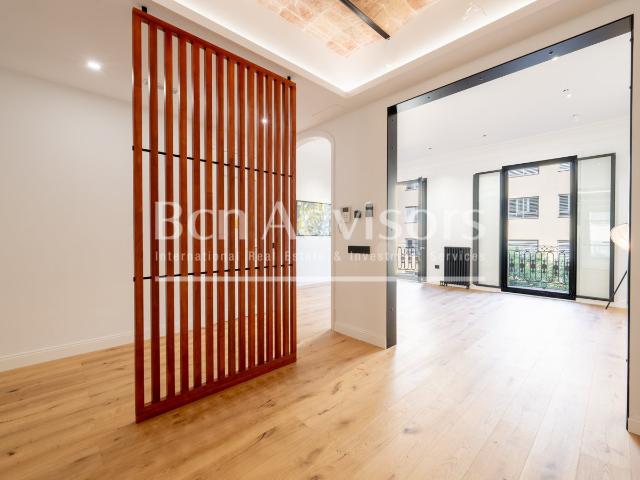 Este piso reformado a estrenar goza de una excelente localiz. 142m² Barcelona
