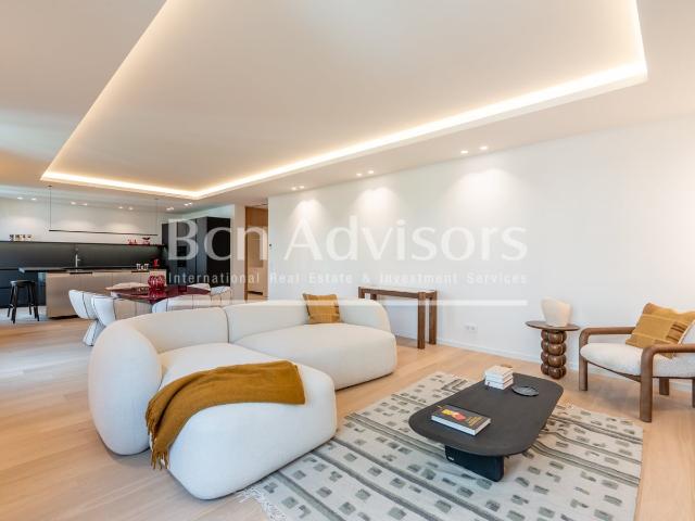 Este piso reformado a estrenar de 4 habitaciones se situa en. 229m² Barcelona