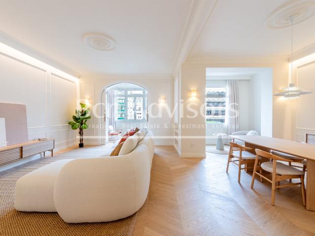 Este piso reformado a estrenar esta en la mejor zona del Qua. 214m² Barcelona
