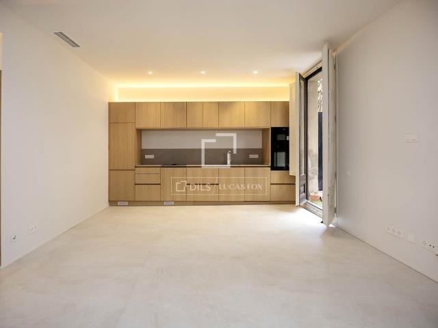 Este piso único ofrece tres amplias habitaciones y dos elega. 92m² Barcelona