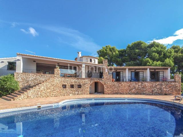 Este precioso chalet de estilo rústico está situado en la tr. 408m² Calpe Calp