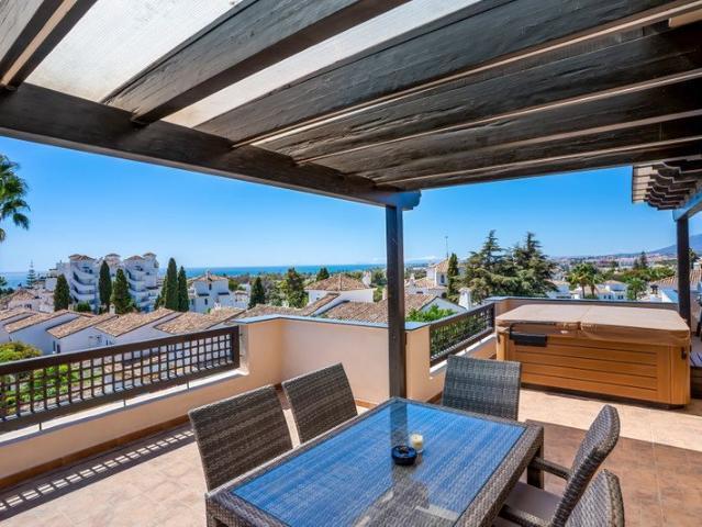 Este prestigioso ático en Medina de Banús, Nueva Andalucía. 202m² Marbella