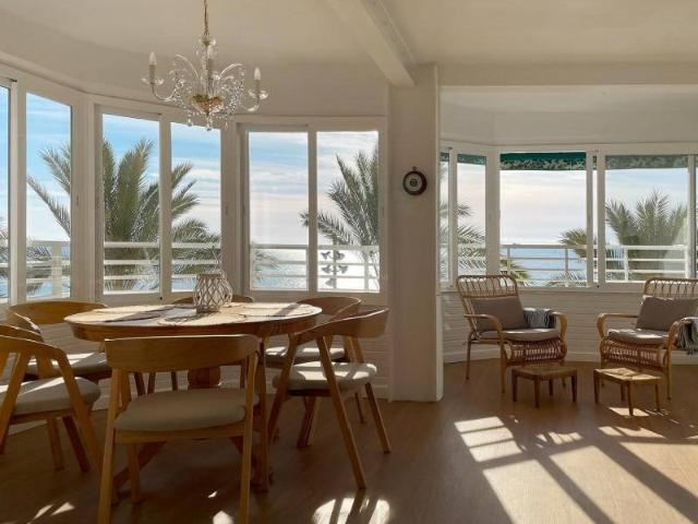 Este reformado apartamento en primera línea de la Playa del. 120m² Torrevieja