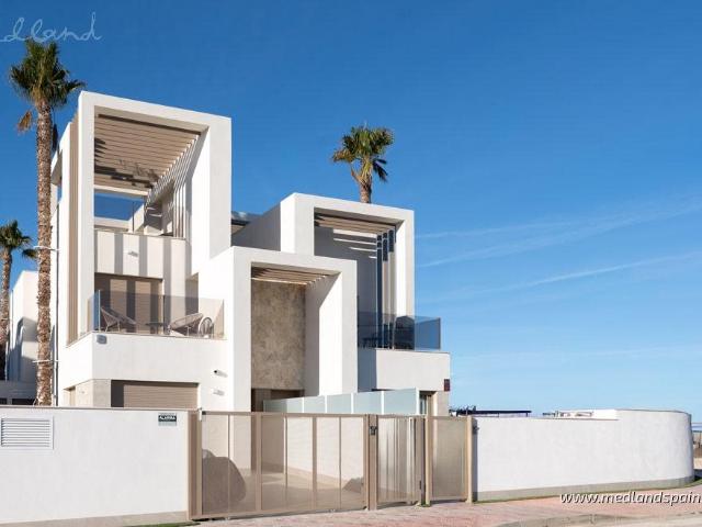 Este residencial cerrado se encuentra dentro de La Serena Go. 99m² Los Alcázares
