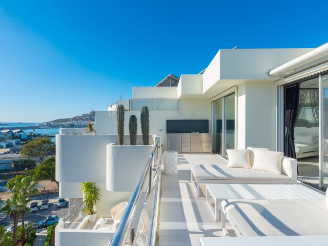 Este suntuoso ático dúplex está situado en una de las zonas. 244m² Ibiza