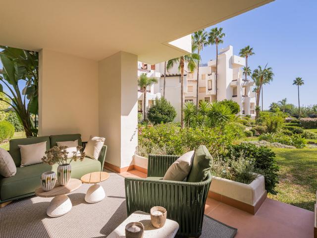 Estepona, planta baja, 3 dormitorios, piscina, jardines, frente a la playa