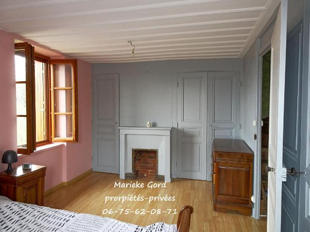 ESTIVAREILLES 42380 Belle Maison en pierre 4 chambres, dépôt de 128 m² et 400m² de terrain plat