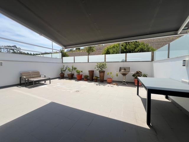 Estoril T2 sem moveis com terraço e box frechada