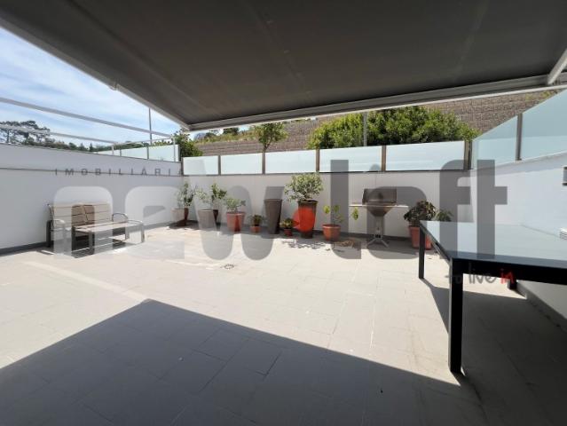 Estoril T2 sem moveis com terraço e box fechada