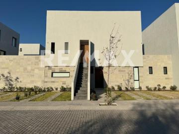 Estrena Casa en en Cumbres del lago, Diseño Dúplex, Frente a Área Verde y Tecnología Smart Home en Juriquilla