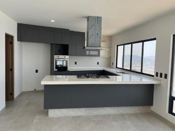 Estrena Residencia en Zibata, Sótano, Estudio, 3 Recamaras, 4 Baños Completos.