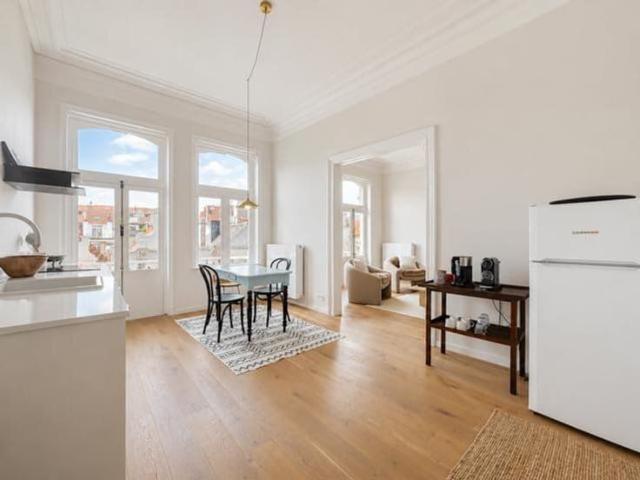 EPC: C Furnished 1 Bedroom Apartment with Two Balconies