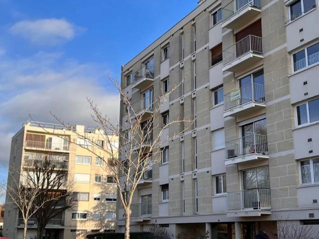 EPERNON STUDIO AVEC BALCON CAVE ET PARKING PROCHE GARE