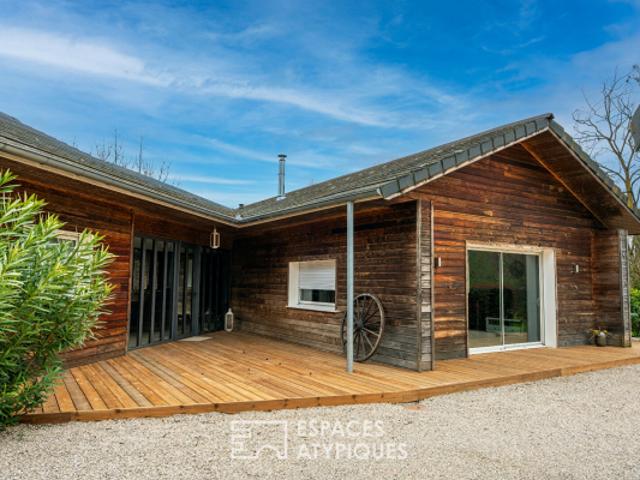 Épure contemporaine et refuge boisé: l'art de vivre au grand calme