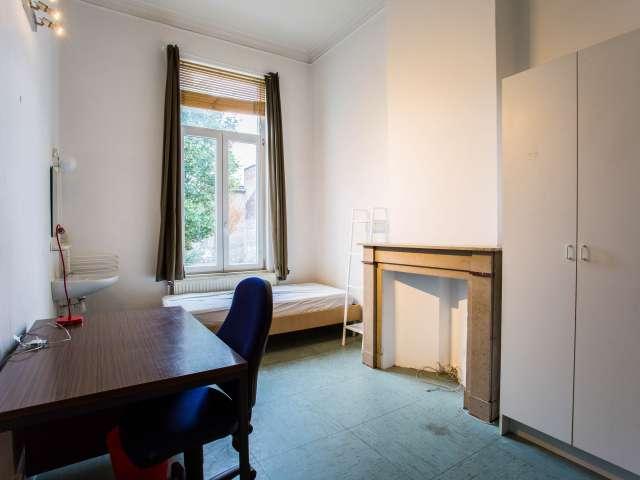 Equipped room in apartment in Saint Josse, Brussels