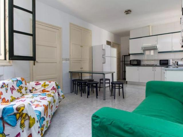 Equipped room with chest of drawers in shared apartment, Puerta del Sol