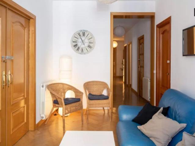 Equipped room with balcony in 7 bedroom apartment, Lavapiés