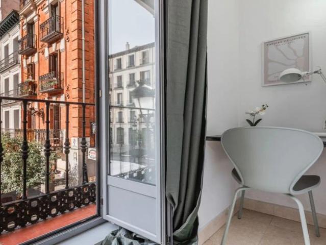 Equipped room with balcony in shared apartment, Puerta del Sol