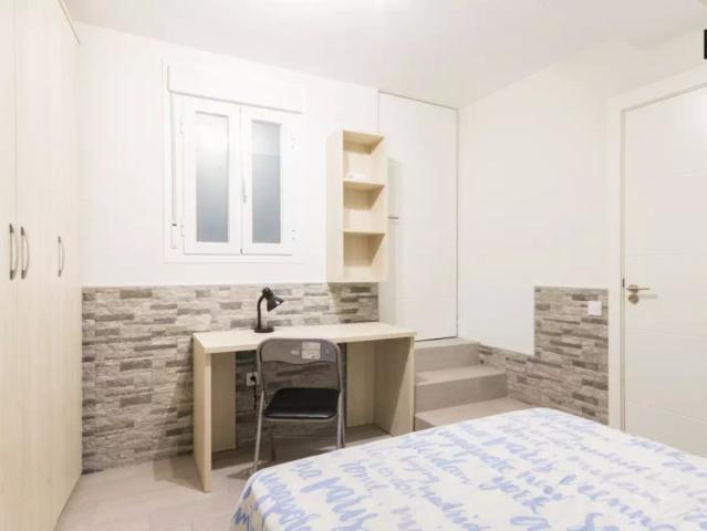 Equipped room with desk in 4 bedroom apartment, Acacias